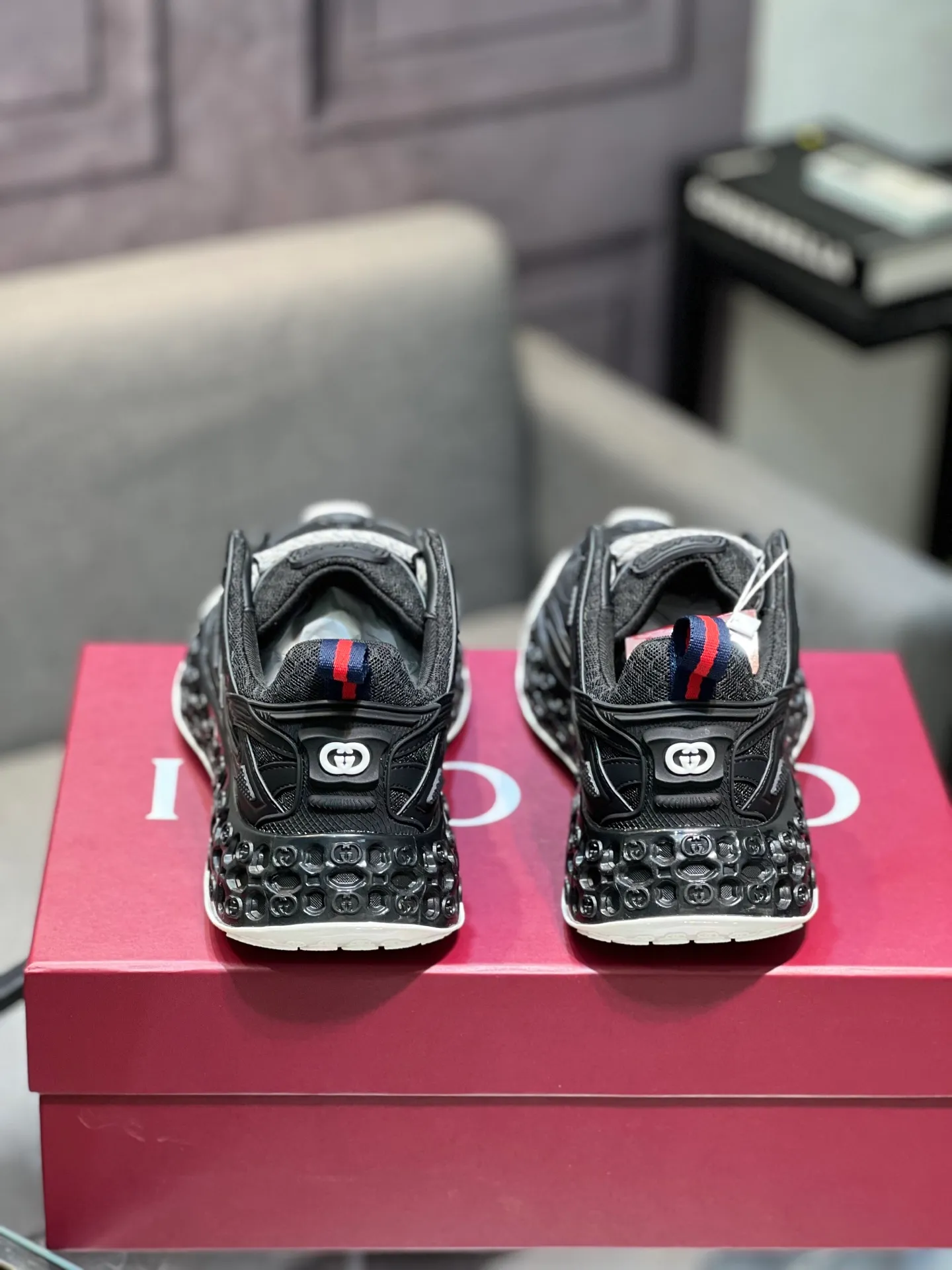 Men's Men's Shoes 💰900 Gucci Gucci 2.0 Sports Shoes Couple's Style Retro Casual Shoes Running Shoes Original Purchase, Development, Production Gucci 2.0 Sports Shoes reinterpret the brand's iconic striped webbing elements. This sneaker reinterprets the iconic details, using thick EVA soles with a smart silhouette, bringing a stable and comfortable wearing experience. Exquisite packaging at the delivery counter. Fabric: original imported cowhide + technical fabrics. Lining: original imported breathable mesh. Sole: original molded ultra-light foam rubber. Bottom thickness: 4CM. Size: 35-40 for women / 39-45 for men.